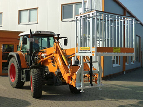 KTB Arbeitsplattform f&uuml;r verschiedene Kommunalfahrzeuge mit Frontladerbetrieb