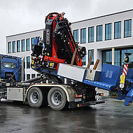 Ladekran auf Abrollcontainer-Chassis