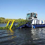 Spezialboote von BERKY: gegen invasive Wasserpflanzen und Verm&uuml;llung 
