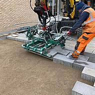 Schnelle Platten-Verlegung: Pflastergreif von Hunklinger