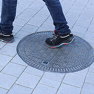 Schluss mit Schlittern auf Schachtabdeckungen