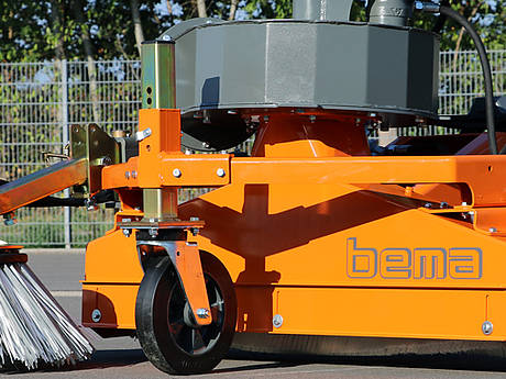 2019 wird laubfrei mit der neuen Saug-Kehrd&uuml;se von bema