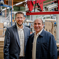 Führungswechsel: Unternehmensgründer übergibt an die nächste Generation