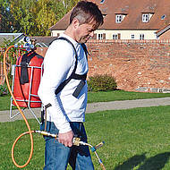 Sisyphus-Arbeit Wildkrautbek&auml;mpfung &ndash; Abflammen im &ouml;ffentlichen Raum mit Reinert-Ger&auml;ten