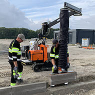 Marinest&uuml;tzpunkt Wilhelmshaven: 400 Tonnen Bordstein einh&auml;ndig verlegt