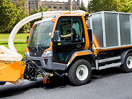 Laubsaugen mit dem Lindner Unitrac &ndash; gel&auml;ndeg&auml;ngig und wendig unterwegs