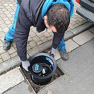 FZV30: Neue Rattenköderstation im Straßenablauf schützt Umwelt und spart Aufwand