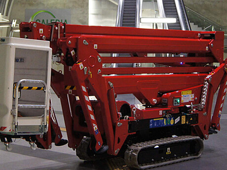 K&ouml;lner Verkehrsbetriebe erhalten zwei Raupen-Arbeitsb&uuml;hnen des Typs Bluelift R220C