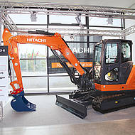 Kiesel &uuml;bergibt Jubil&auml;umsmaschine von Hitachi