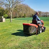 Aus eins mach drei: pfiffiges Kassettensystem f&uuml;r Ariens-Rasentraktoren