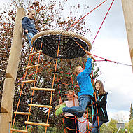 Indianische Folklore: SPOGG Sport G&uuml;ter GmbH bringt Traumf&auml;nger auf die Spielpl&auml;tze