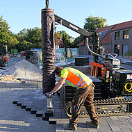 Schwere Steine wirtschaftlich mit Vakuum verlegen