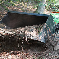 R&auml;um- und Transportarbeiten in Steillagen &ndash; robuste Hochkippschaufel f&uuml;r MDB-Funkraupe