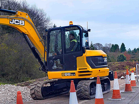 JCB-Kompaktbagger 85Z und 86C im Stra&szlig;enbau