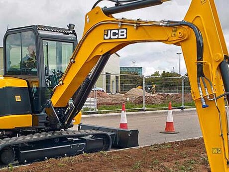 JCB pr&auml;sentiert neue Midibagger 67C & 65R