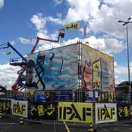 Stra&szlig;enk&uuml;nstler setzen Hubarbeitsb&uuml;hnensicherheit kreativ  in Szene