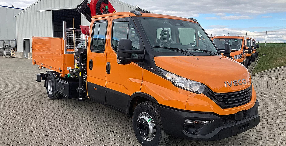Vielseitig im Einsatz: Iveco Daily mit Dreiseitenkipper und Ladekran