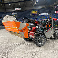 German-Masters-Reitplatz mit Optimas-Streuschaufel pr&auml;pariert