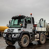 Der Mercedes-Benz Unimog U 423 im Einsatz als Zugmaschine