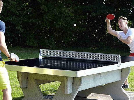 Neuer Glanz f&uuml;r verwitterte Tischtennistische