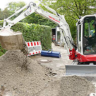 Takeuchi-Kompaktbagger TB 335 R: Arbeiten auf engstem Raum