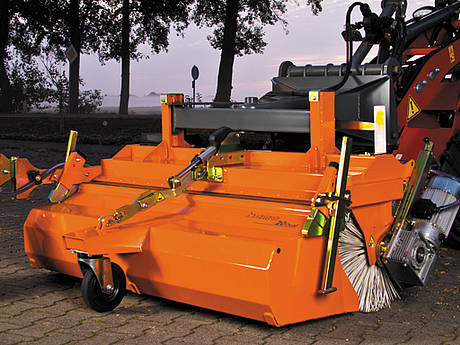 Neue E-Kehrmaschine bema 20 Dual E und 1160 eHoftrac&reg; verbannen Emissionen aus dem Arbeitsalltag