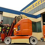 &Uuml;ber 100 JLG-B&uuml;hnen in der Flotte von Rieckermann