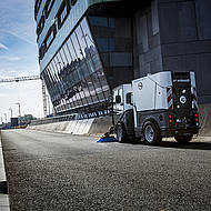 Ein Ger&auml;t, zahlreiche M&ouml;glichkeiten &ndash; die Multigo 150 Kehrmaschine von Aebi Schmidt