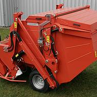 Schutz der Rasenpflanzen mit Laubbl&auml;sern und Kehrmaschinen von Wiedenmann