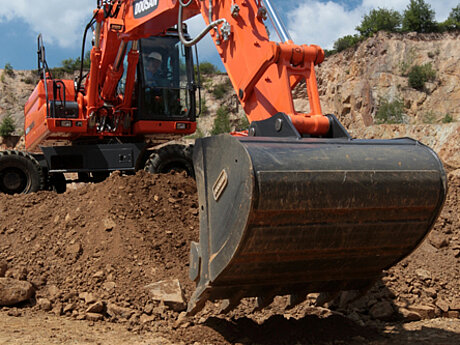Neue L&ouml;ffel und Schnellwechsler f&uuml;r Doosan Bagger