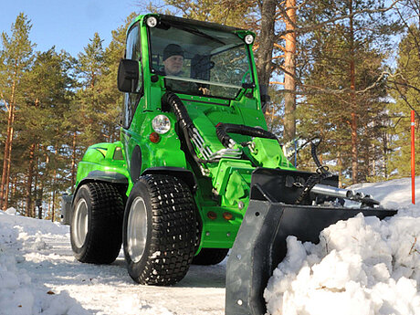 Mit dem AVANT-Multifunktionslader Schnee und Eis effektiv r&auml;umen