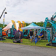 Sechs Kettenbagger erregen auf demopark großes Interesse
