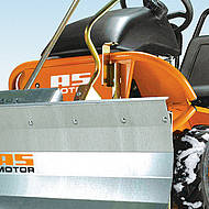 Winterdienst mit AS-Motor: Aufsitzmäher und Wildkrautentferner beseitigen Schnee und Eis