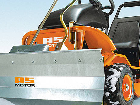 Winterdienst mit AS-Motor: Aufsitzm&auml;her und Wildkrautentferner beseitigen Schnee und Eis