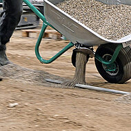 Neue Dosier-Schubkarre – und niemand geht mehr auf die Knie