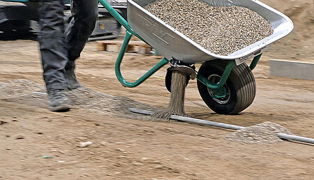 Neue Dosier-Schubkarre – und niemand geht mehr auf die Knie