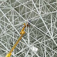 Spezialkonstruktion f&uuml;r Arbeitskorb erm&ouml;glicht Einsatz an Europas gr&ouml;&szlig;tem Radioteleskop