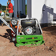 Ammann R&uuml;ttelplatte APR 2620 im Garten- und Landschaftsbau-Einsatz