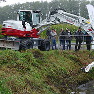 Kleiner Mobilbagger h&auml;lt Gew&auml;sser sauber