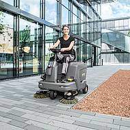 Aufsitz-Kehrmaschinen von K&auml;rcher: Neues Einstiegsmodell rundet Sortiment ab