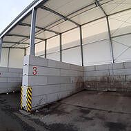 Sch&uuml;ttgutboxen inklusive &Uuml;berdachung: durchdachtes Stapelsystem