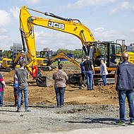 JCB feiert Einzug in neue Firmengeb&auml;ude