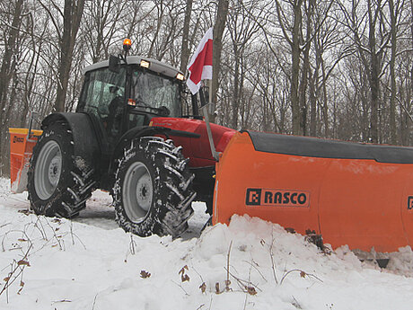 Traktor-Kombination f&uuml;r einwandfreie Verrichtung des Winterdienstes