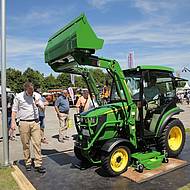 Kompakte Traktoren f&uuml;r GaLaBau und Kommunen auf der demopark 2019