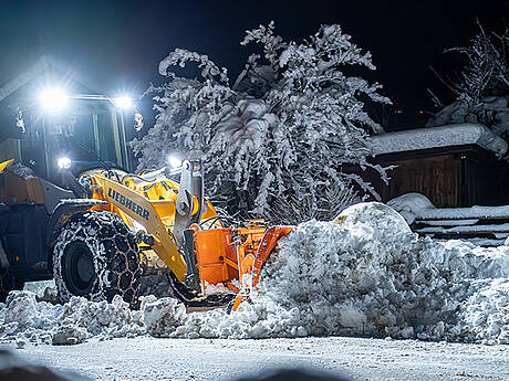 Winterhelden: Radlader als vielseitige Helfer bei Schnee und Eis