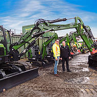 Erste Bobcat Bagger E 85 mit Verstellausleger ausgeliefert