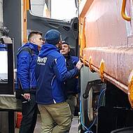 Praxistag bei Beutlhauser: Unimog-Profis bilden angehende Pr&uuml;fingenieure aus