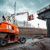 Teleskopb&uuml;hne 670SJ &ndash; mit selbst nivellierendem Chassis hoch hinaus 