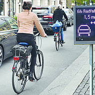 Bremicker Verkehrstechnik bietet neues Hinweiszeichen „Mindestüberholabstand für Kfz“ für VERIS 01