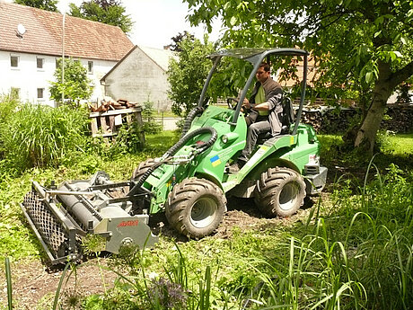 Der Spaten wurde durch zwei AVANT Multifunktionslader 630 erg&auml;nzt 